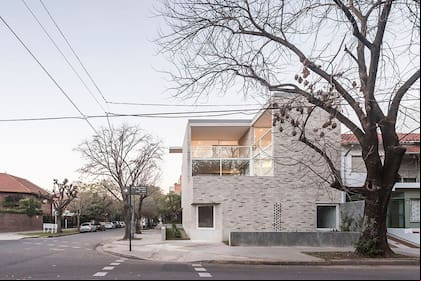 Casa Esquina, diseño del arquitecto Nicolás Pinto da Mota y de la arquitecta Victoria Falcón, en Núñez