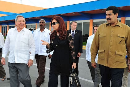 Cristina, junto con Raúl Castro, presidente de Cuba, y Nicolás Maduro, vicepresidente de Venezuela