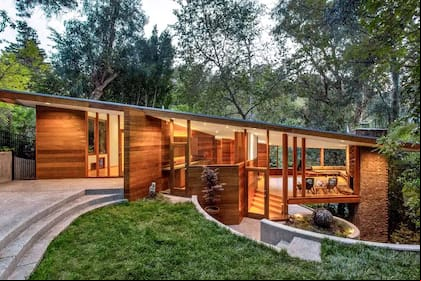 La Casa Tyler, diseñada por John Lautner en 1953, se encuentra en una zona arbolada de Studio City, Los Ángeles