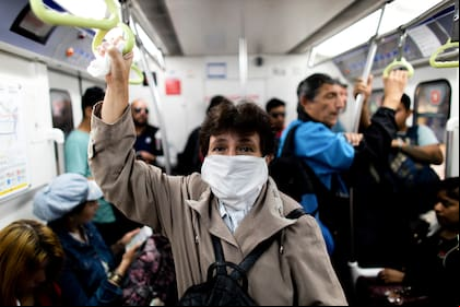Los pasajeros toman precauciones en la linea C de subte