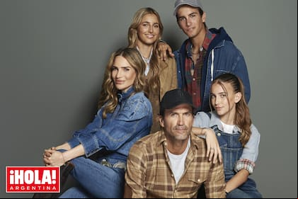 Rodeado por su mujer, la modelo y empresaria María Vázquez, y sus hijos Mia, Poroto y Myla. Los dos mayores ya tienen un sólido camino profesional y Myla, aunque tiene otras inquietudes, también juega muy bien. Todos apoyaron
el proyecto de la docie que llevó varios años de trabajo y la dirigió Juan José Camla.