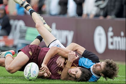 Tras una excelente patada de Gonzalo Gutiérrez Taboada, Santiago Marolda acaba de apoyar a pesar de la oposición de Tomás aro; es el primer try de Newman contra CUBA, en la fecha 9 del Top 12.