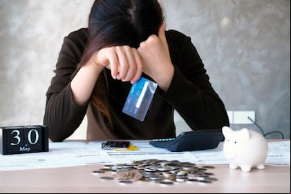 Un policía le robó los datos de las tarjetas de crédito a cuatro compañeros e hizo 51 compras