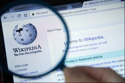 Wikipedia pone en pausa una prueba para generar resúmenes de sus artículos usando IA tras las quejas de los editores
